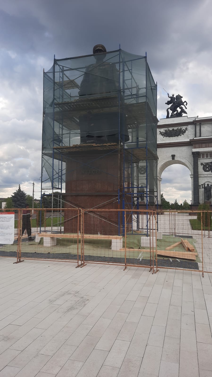 Продолжаем работы по реставрации бронзовой скульптуры маршала Жукова