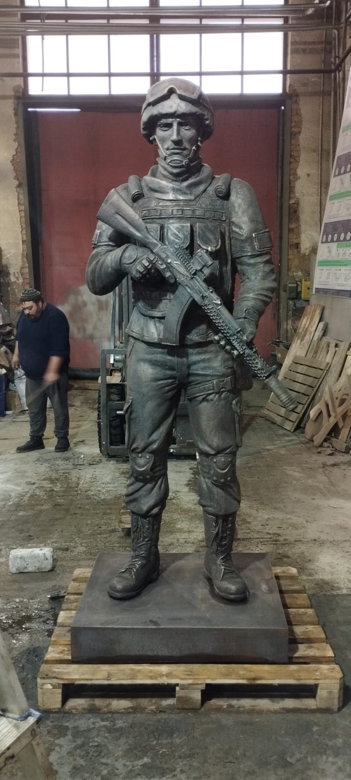 Осуществлена отливка и сборка бронзовой скульптуры солдата- бойца СВО